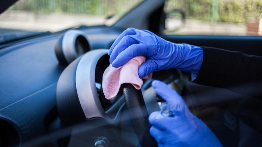 Muitos itens podem auxiliar na limpeza interna dos carros; confira algumas opções - Getty Images