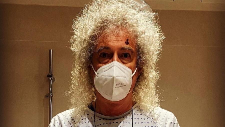 Brian May tira foto no espelho antes de cirurgia no olho - Instagram/@brianmayforreal