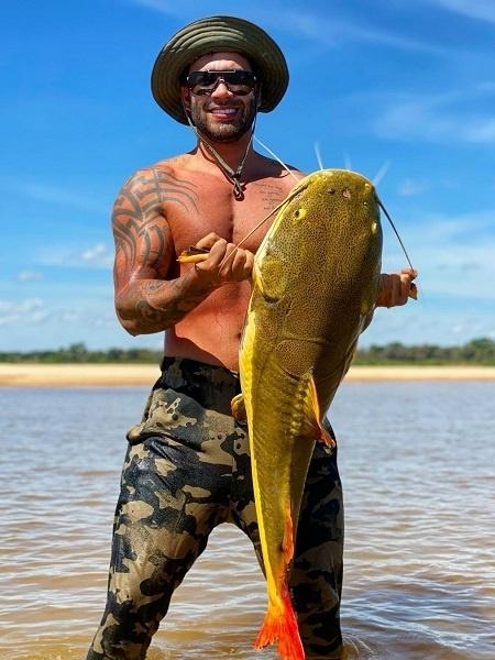 Gusttavo Lima posta foto ao lado de peixe gigante - Reprodução/Instagram