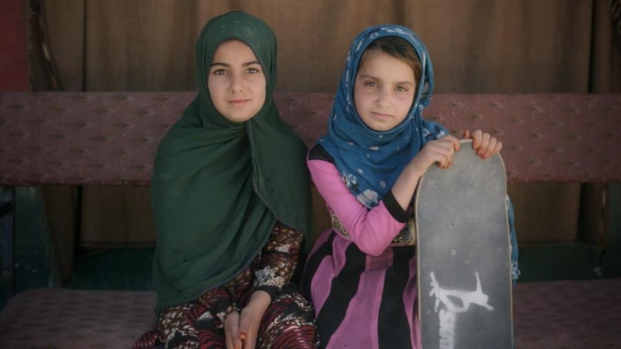 Cena do documentário vencedor do Oscar "Learning to skateboard in a warzone (if you"re girl)"; afegãs aprenderam a andar de skate, mas retomada do Talibã acabou com aulas - Reprodução