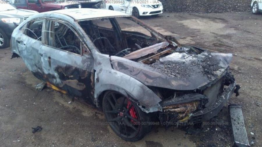 Honda Civic Type R Limited Edition destruído por fogo - Reprodução