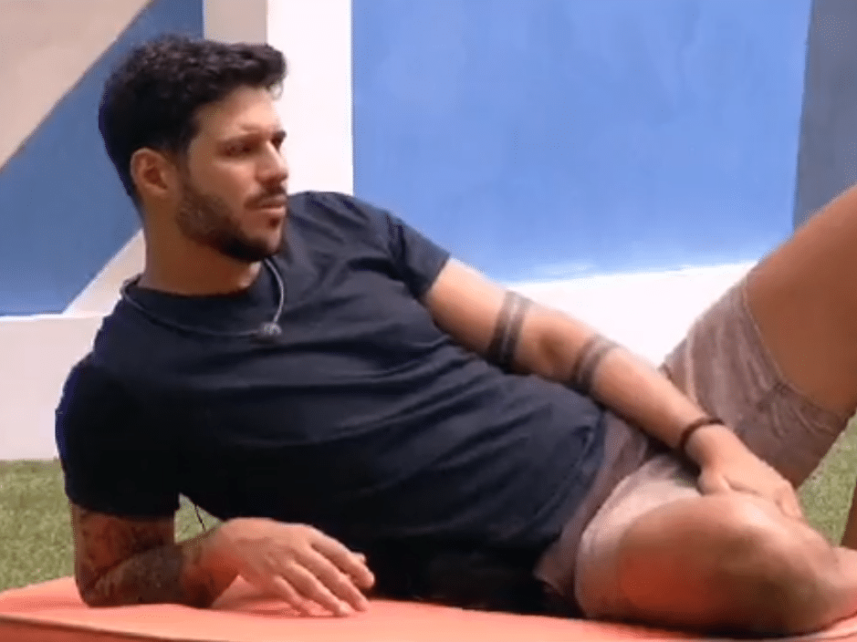 Rodrigo ouve Tiago citar Linn da Quebrada e faz confusão: 'Aline Quebrado?'