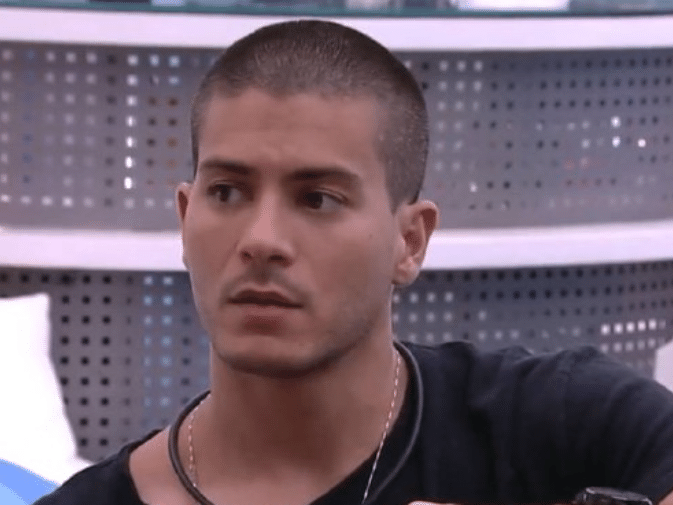 Arthur acredita que alguns brothers não se aproximam dele por preconceito