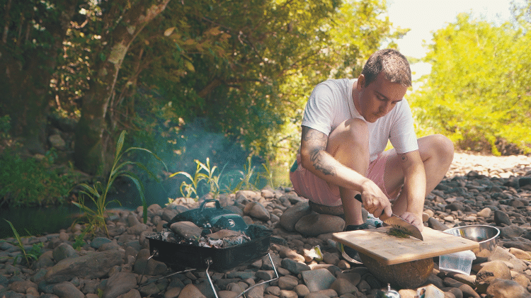 Não faça em casa: Pedro testou colocar umas pedras do local da churrasqueira. O resultado?  - Cozinha por aí/UOL - Cozinha por aí/UOL