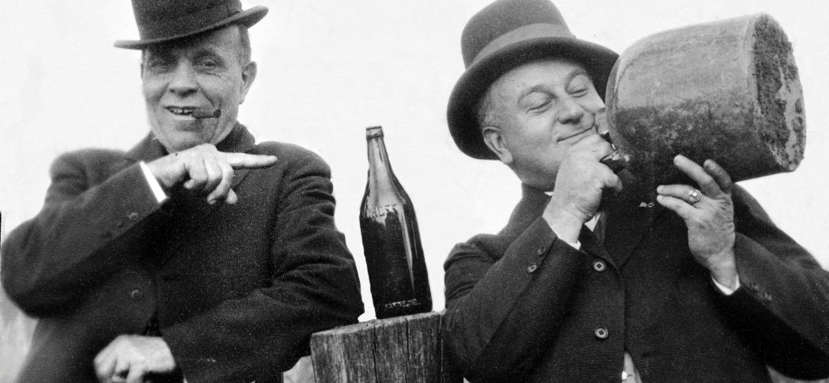 Homens bebendo moonshine, em 1915 - Kirn Vintage Stock/Corbis via Getty Images