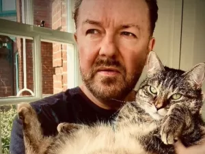 Ricky Gervais leva Globo de Ouro por show que zoa crianças com câncer