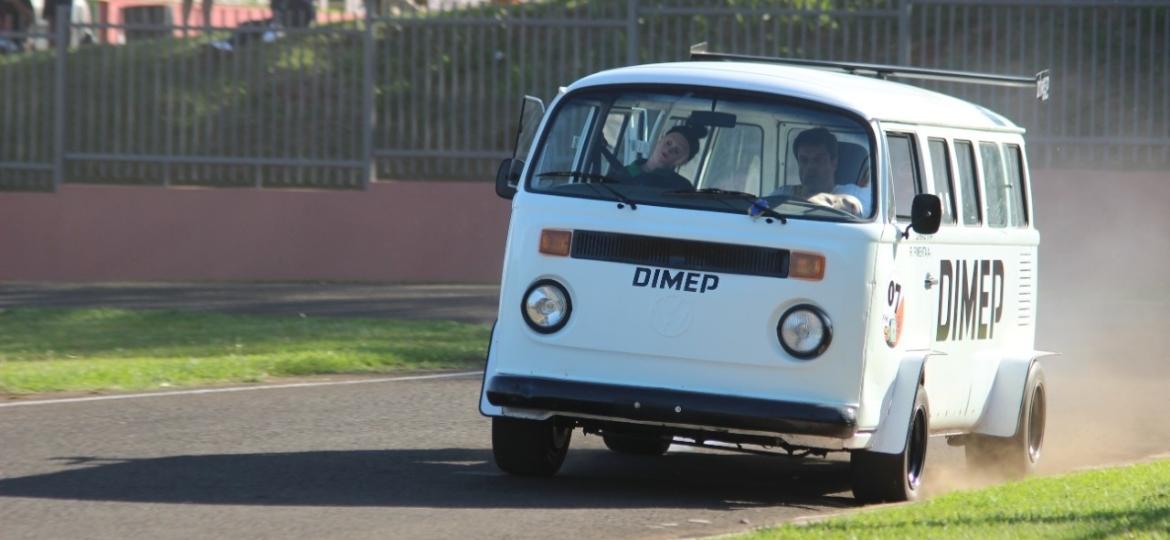 O piloto e empresário Dimas de Melo Pimenta III ao volante da Kombi com motor de Opala Old Stock que superou Kombi de quase 500 cv de Piquet; o "passageiro" é um boneco - Tiago Songa