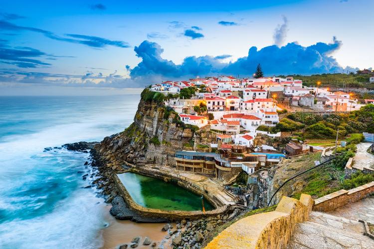 Azenhas do Mar Beach, Sintra, Portugal - SeanPavonePhoto/Getty Images/iStockphoto - SeanPavonePhoto/Getty Images/iStockphoto