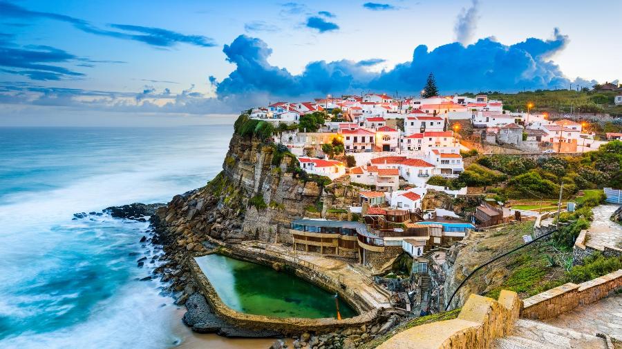 Praia das Azenhas do Mar, Sintra, em Portugal - SeanPavonePhoto/Getty Images/iStockphoto