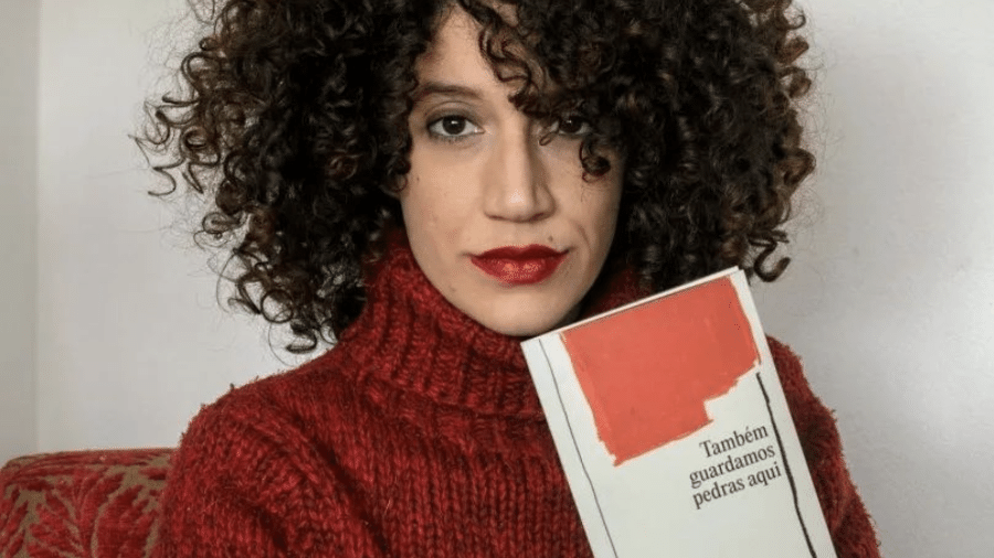A poeta Luiza Romão venceu o prêmio Jabuti com o livro "também guardamos pedras aqui", em 2022 - Reprodução/Instagram