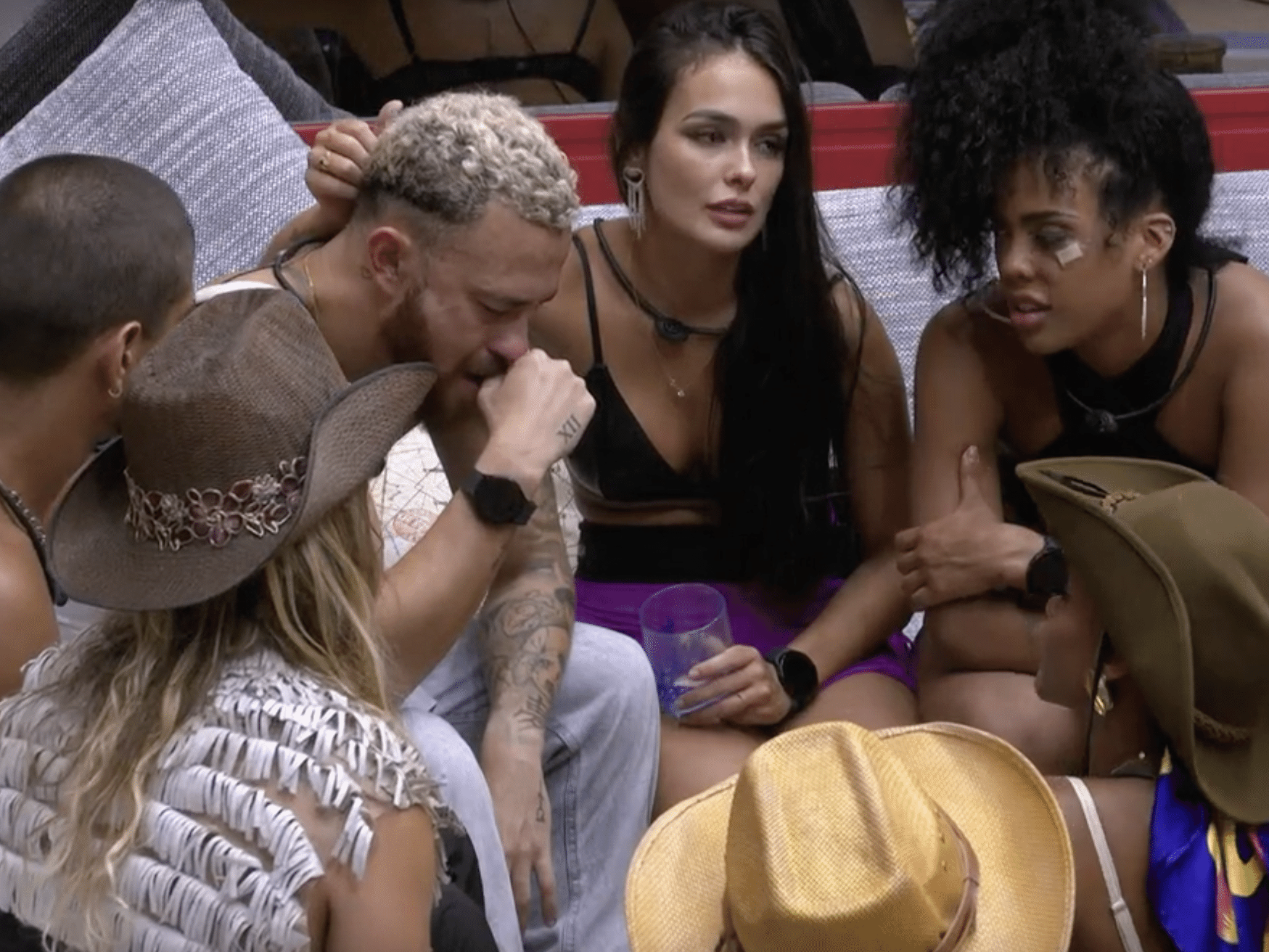 BBB 23: Fred chora e é consolado por brothers: 'Saudade do neném'