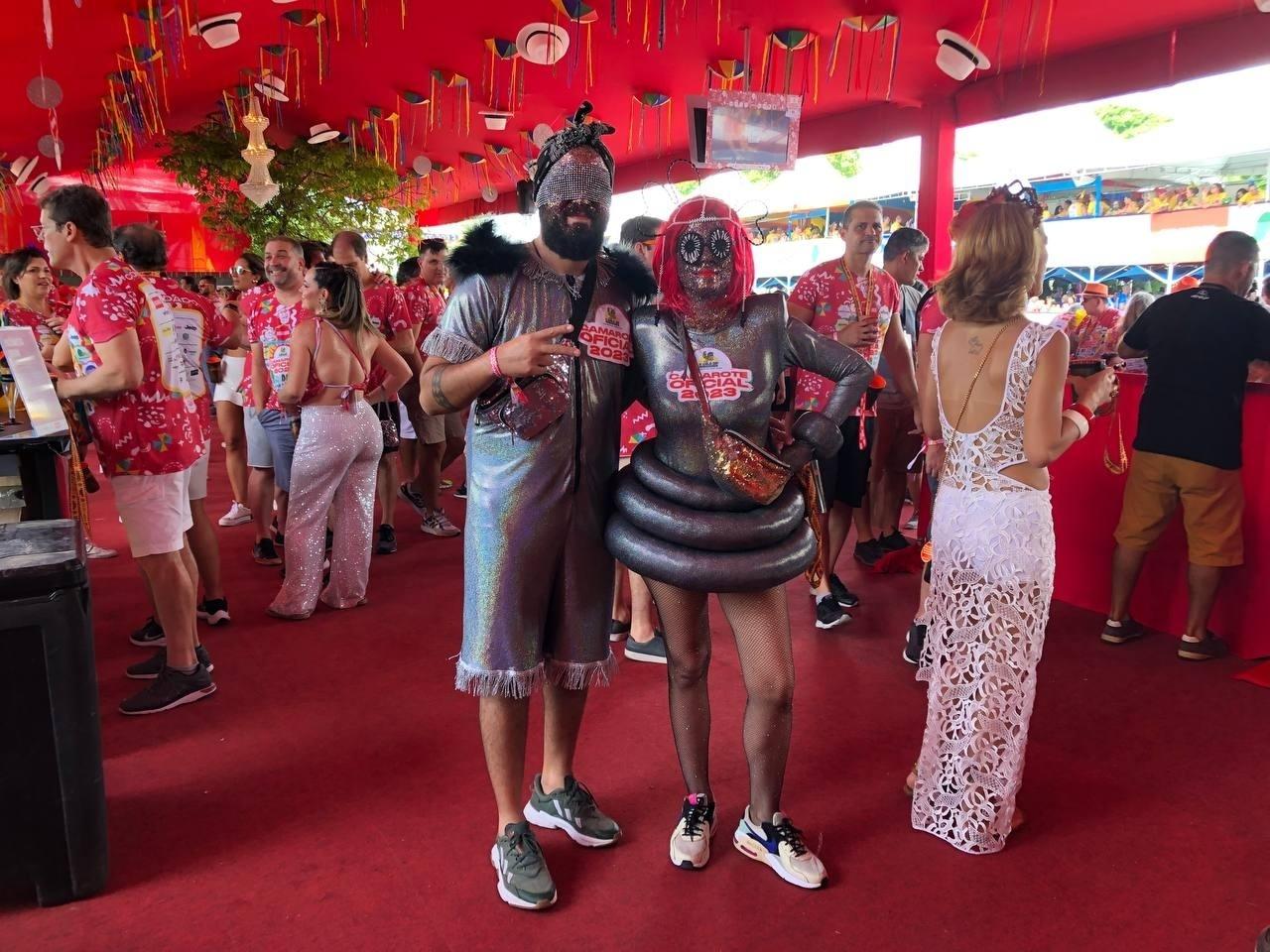 O casal Camila e Luccas brinca com os looks diferentões de desfiles de moda - Yasmin Nascimento/UOL