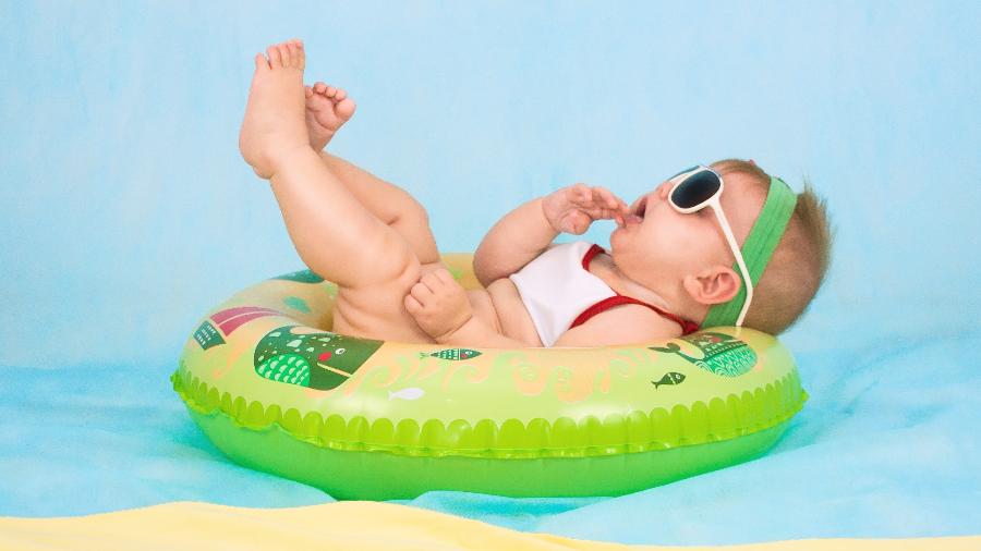 Bebê na piscina: a aula de natação pode ficar mais simples com esses produtos - Valeria Zoncoll/ Unsplash