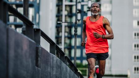 Corrida, correr, homem de meia idade, treino - iStock - iStock