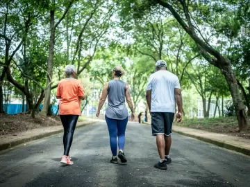 Saiba quanto tempo caminhar regularmente para prevenir a dor lombar