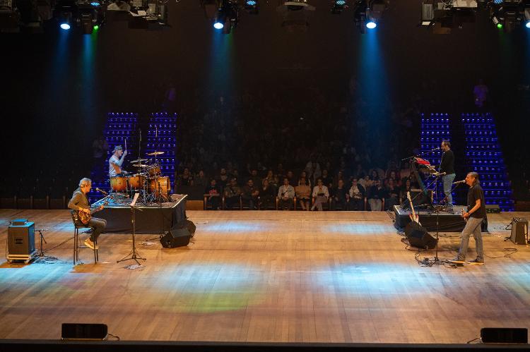 O palco TIM reuniu o grupo 14 Bis com Beto Guedes e Flavio Venturini