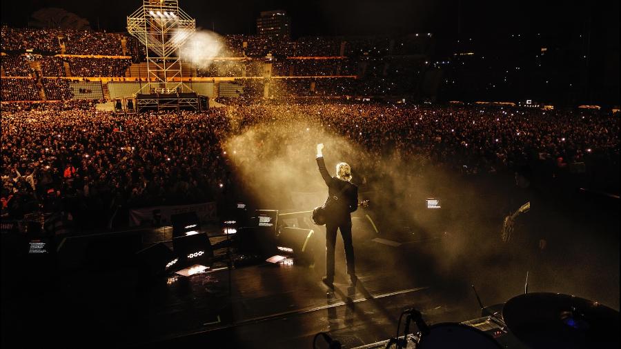 Paul McCartney durante apresentação em Montevidéu, no Uruguai, no dia 1º/10; ex-beatle faz três shows no Brasil