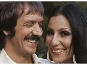 Cher revela que ex-marido, Sonny Bono, planejou matá-la em quarto de hotel