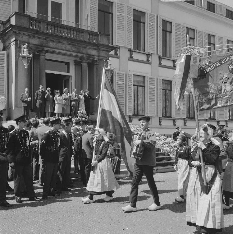 O desfile em 1966: após manobra para acalmar os ânimos da população O desfile em 1966: após manobra para acalmar os ânimos da população