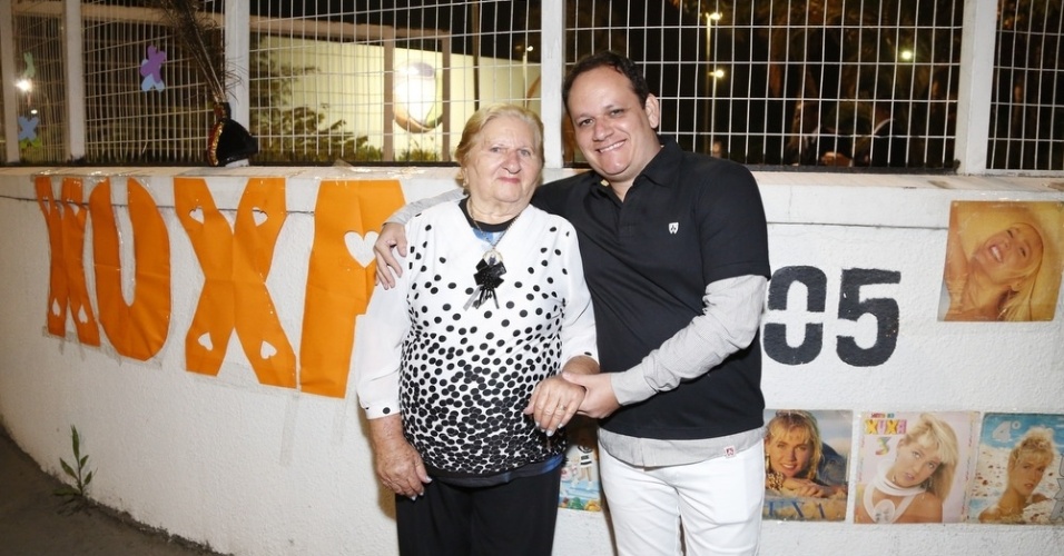 17.ago.2015 - Acompanhada do neto Arley Ramalho, Severina Ramalho, de 83 anos, comemora a estreia de Xuxa na Record, na porta do Recnov, no Rio de Janeiro