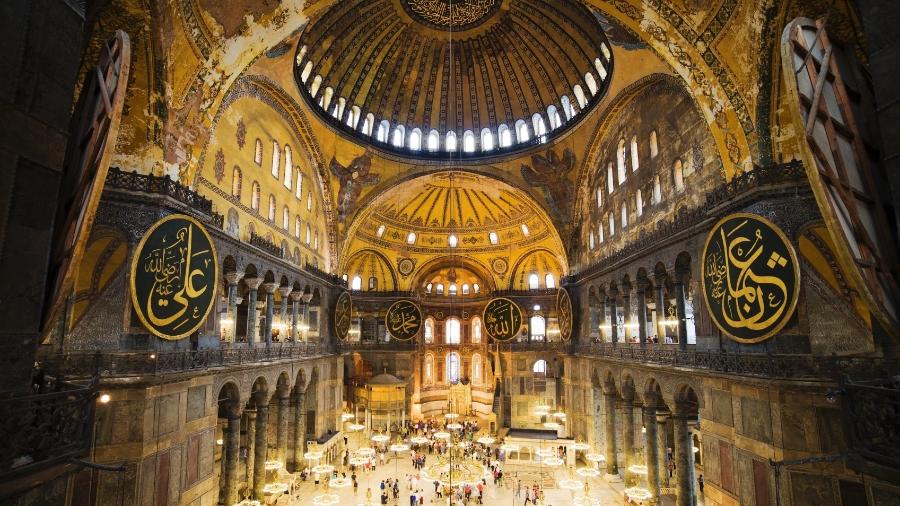 Interior fascinante da Hagia Sophia, usada como basílica pelos bizantinos e mesquita pelos otomanos - Getty Images