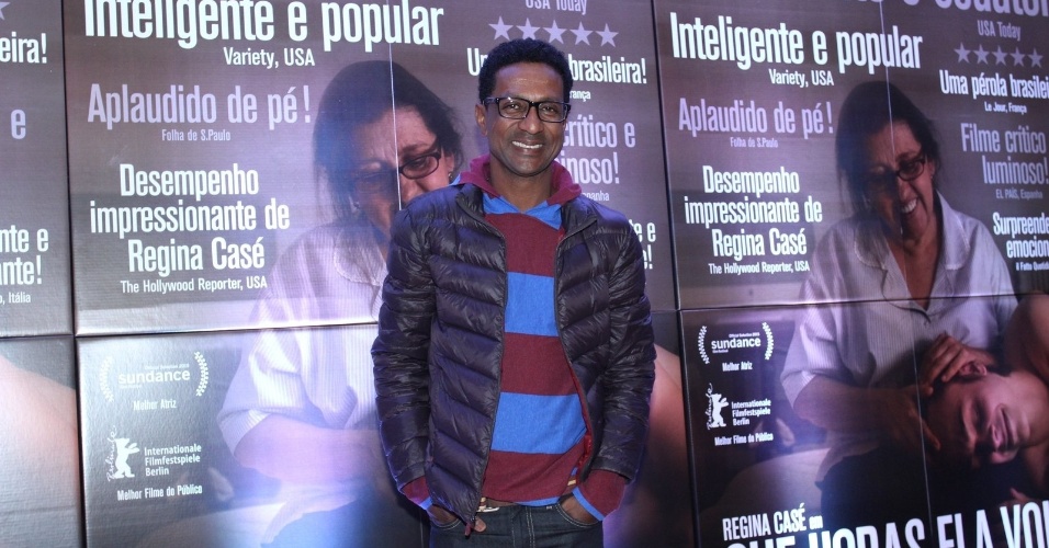 25.ago.2015- Luís Miranda marca presença no lançamento do filme "Que Horas Ela Volta?" no Rio de Janeiro