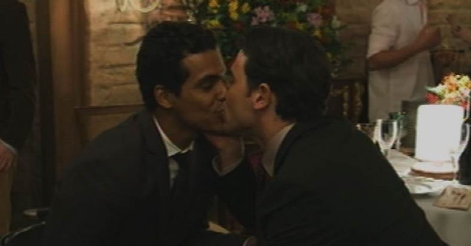 28.ago.2015 - Sérgio (Claudio Lins) pede Ivan (Marcelo Mello Jr.) em casamento e o casal se beija