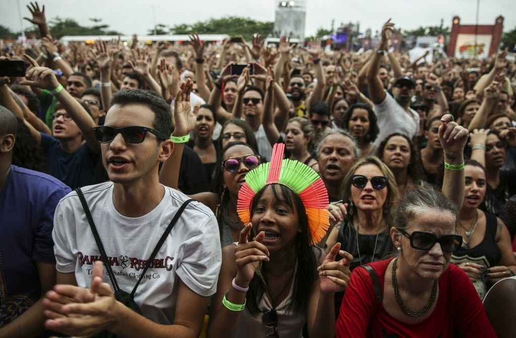 20.set.2015 - Público curte o show de Baby do Brasil com Pepeu Gomes e Pedro Baby, no palco Sunset, durante o terceiro dia do festival Rock in Rio 2015. - Antonio Lacerda/EFE