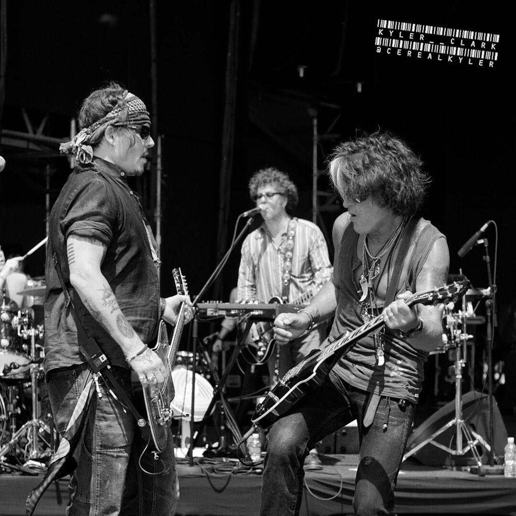 23.set.2015 - Johnny Depp e o guitarrista Joe Perry, do Aerosmith - Reprodução/Twitter