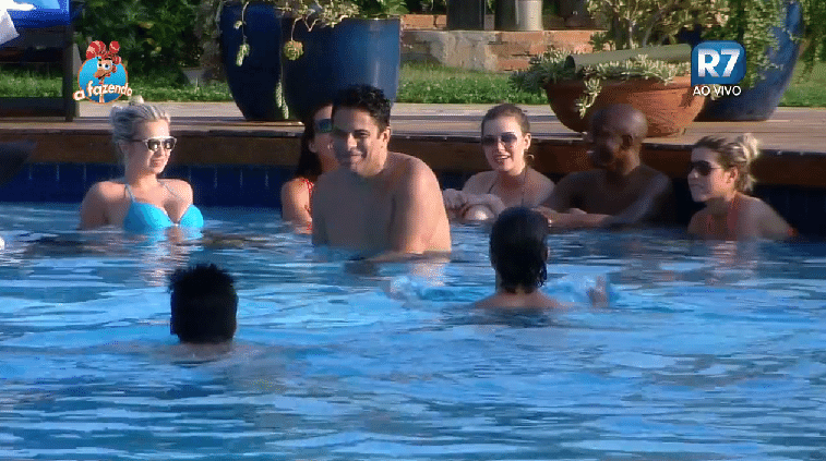 24.set.2015 - Peões de refrescam na piscina - Reprodução/Record