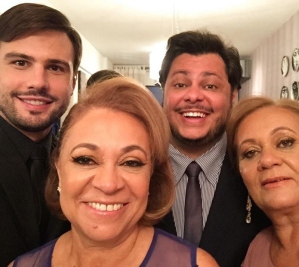20.dez.2015 - O comediante Marcus Majella (à direita), com Anderson Farinelli, Rosely Lemos e Rosangela Lemos - Reprodução/Instagram/marcusmajella