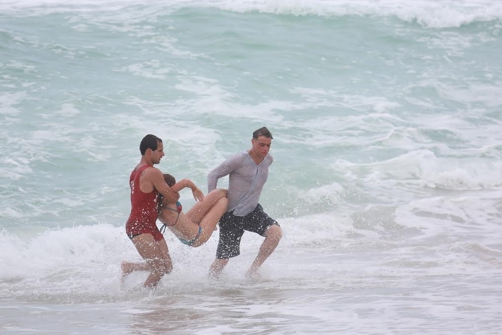 17.fev.2016 - De biquíni, Marina Ruy Barbosa grava cenas de "Totalmente Demais" na praia da Macumba, no Rio - Dilson Silva/AgNews