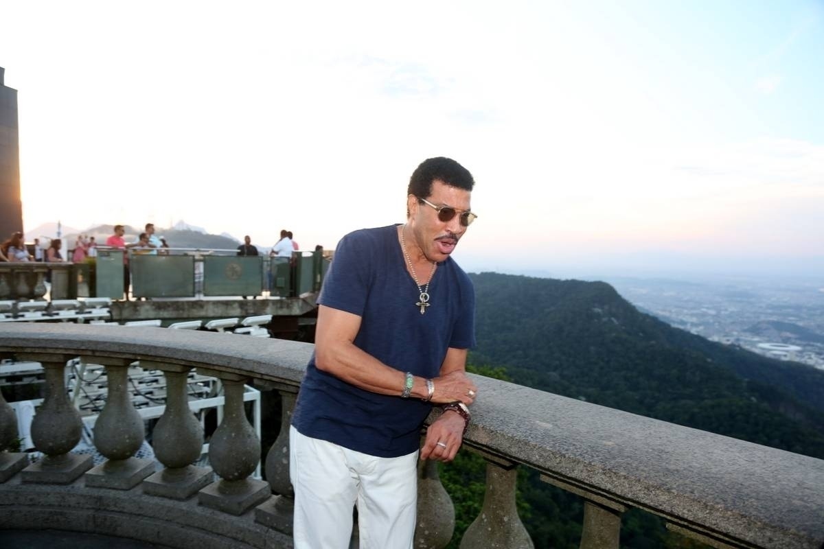 5.mar.2016 - Lionel Richie olha a paisagem ao visitar o Cristo Redentor, no Rio - Andre Freitas/AgNews