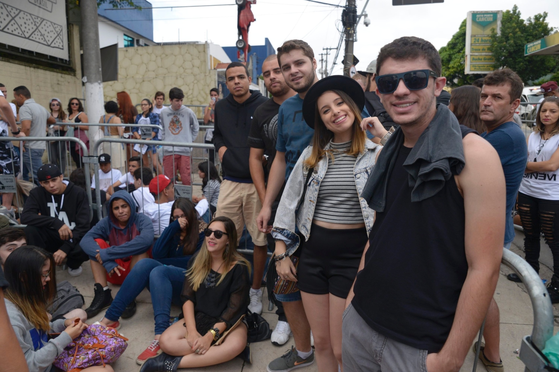 12.mar.2016 - Público aguarda na fila a abertura dos portões para o primeiro dia do Lollapalooza Brasil 2016 - Rafael Roncato/UOL