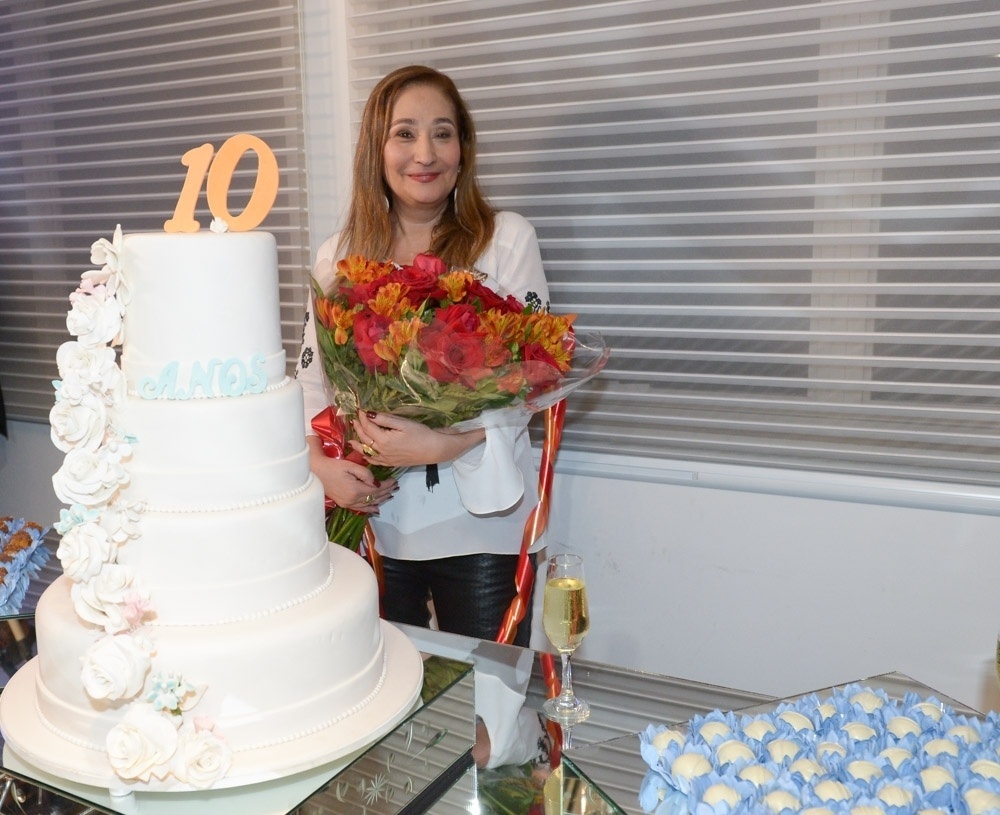 02.mai.2016 - Com direito a bolo e buquê de flores, Sonia Abrão comemora os dez anos de "A Tarde É Sua", seu programa na RedeTV! - Francisco Cepeda/AgNews