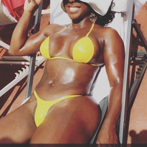 31.mai.2016 - Já ouviu falar de biquíni feito de fita adesiva? Pois é, a ex-BBB Adélia Soares é nova adepta da novidade. Em Fortaleza, a advogada usou o modelo por dois dias em um SPA e postou o resultado:"Amei!", escreveu na legenda de uma das fotos, que receberam elogios e também críticas.Por se tratar de um biquíni de fita, seu corpo ficou marcado e os internautas não perdoaram: "Amiga,cobre isso né,não somos obrigados!", escreveu uma seguidora. "Miga, sua loka!", registrou outro fã - Reprodução/Instagram/@adeliajsoares