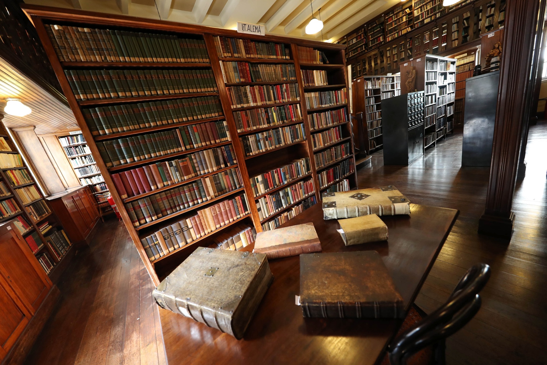 A biblioteca no Mosteiro de São Bento que é a mais antiga de São Paulo e conserva 115 mil volumes - Junior Lago/UOL