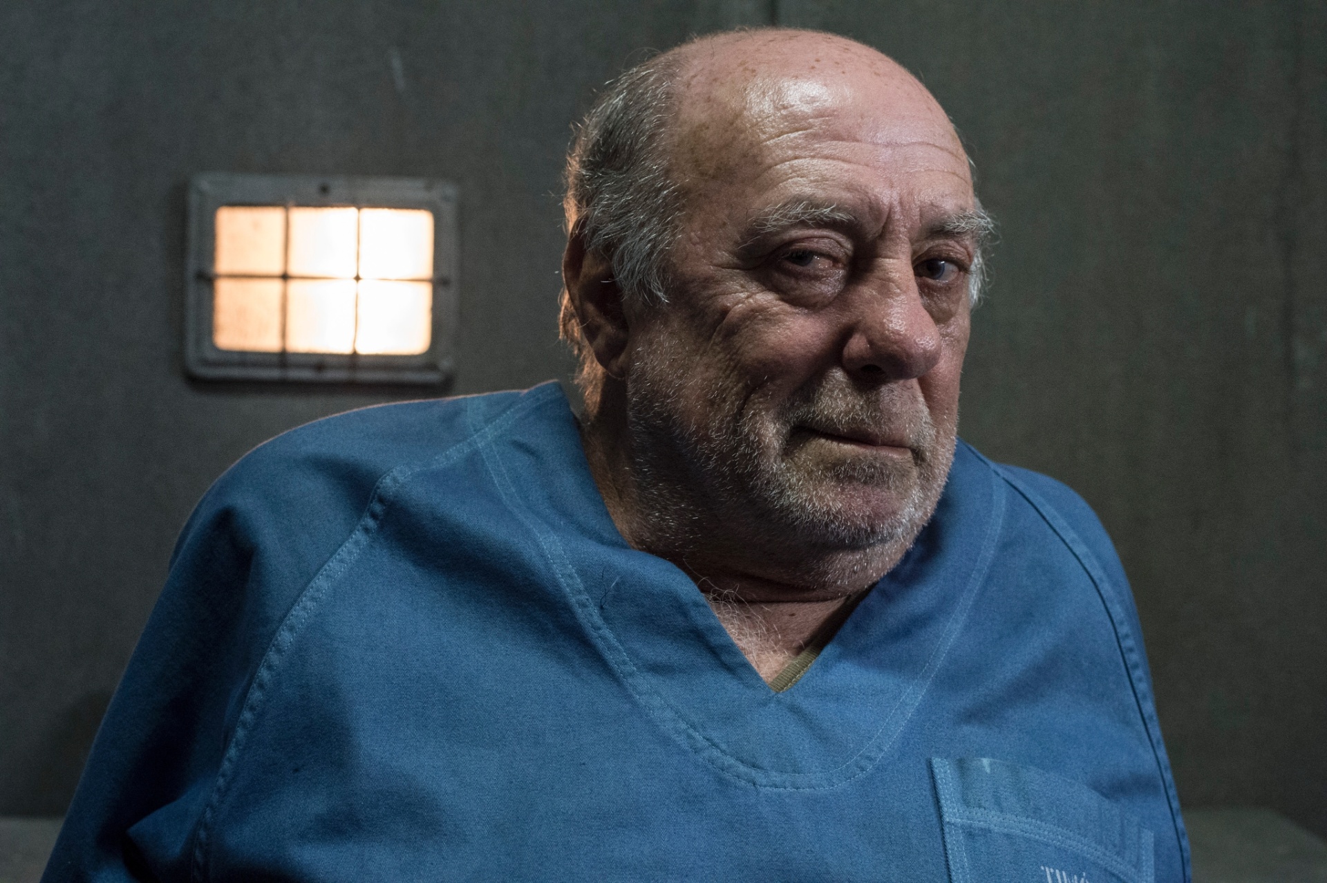 Mario César Camargo é o intérprete de Timóteo, um médico reformado do Exército. Reservado, é um homem que fala pouco, observa muito e tem traços autoritários. Ultimamente o seu maior pesadelo está no desaparecimento do seu irmão mais velho durante a ditadura, um assunto que ainda lhe traz muita dor. Compete pelo prêmio em dinheiro - Divulgação/TVGlobo/Cauia Franco