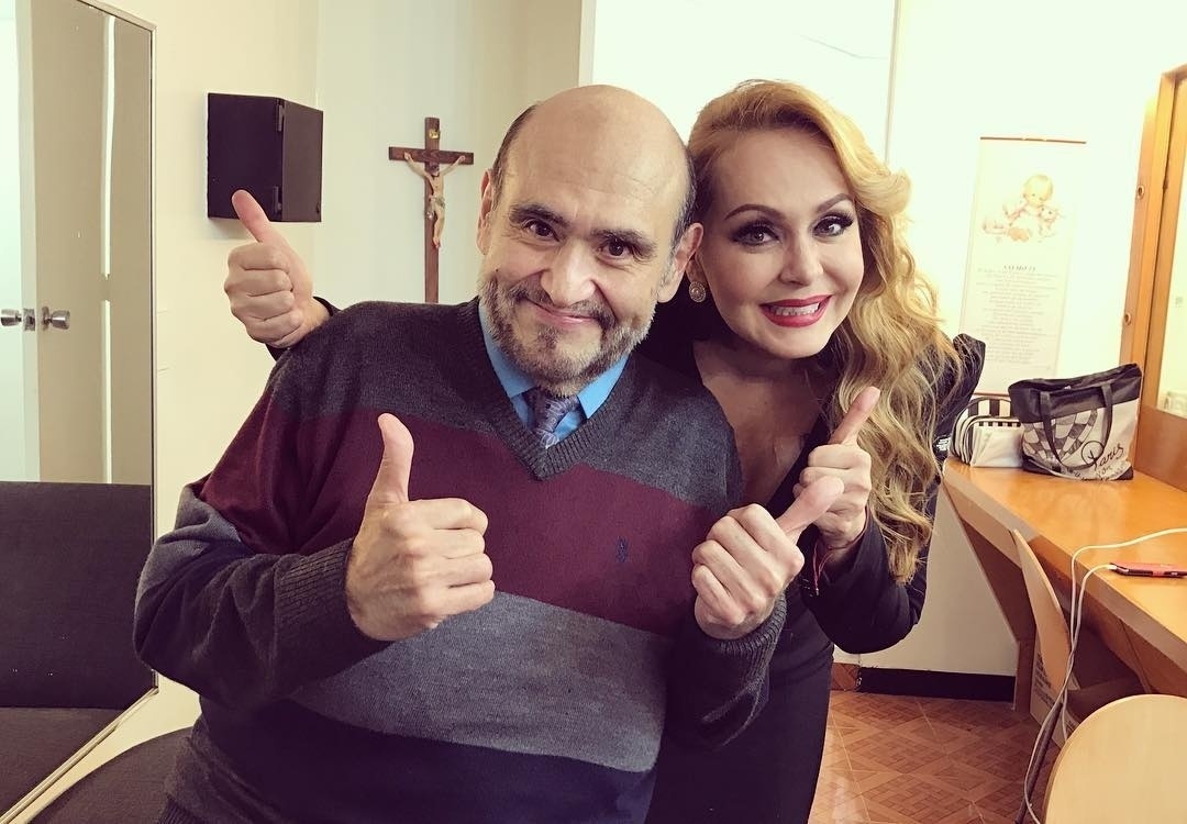 24.out.2016 - Este encontro foi para nenhum fã do SBT botar defeito! Gabriela Spanic, eterna "Usurpadora", e Edgar Vivar, o Sr. Barriga da série "Chaves", se encontraram neste fim de semana e publicaram uma foto da renunião no Instagram. "Bela mulher, mas melhor ser humano", elogiou o comediante, que assistiu à peça "Un Picasso", estrelada por Spanic no México. "Que grande honra um excelente ator admirado por todo mundo me viu em 'Un Picasso'! Todos te amamos, Edgar Vivar, o Sr. Barriga!", comemorou a atriz - Reprodução/Instagram/varedg