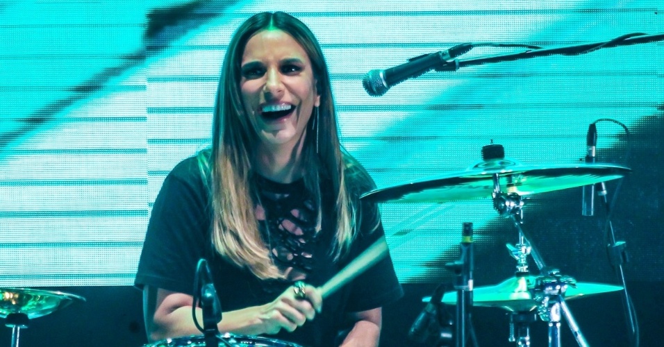 18.nov.2016 - Ivete Sangalo se diverte ao dar uma palinha na bateria durante gravação do DVD da banda Raimundos, em Curitiba