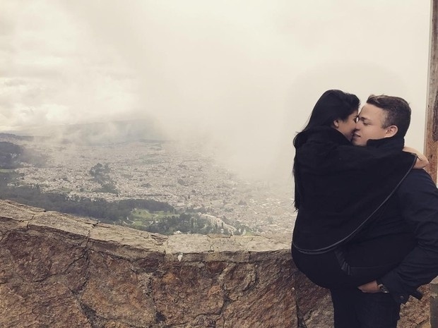 30.nov.2016 - A EX-BBB Munik postou uma foto no Instagram em que aparece nos braços do namorado, o empresário Anderson Felício, em Bogotá, na Colômbia. - Reprodução/Instagram/muniknunes