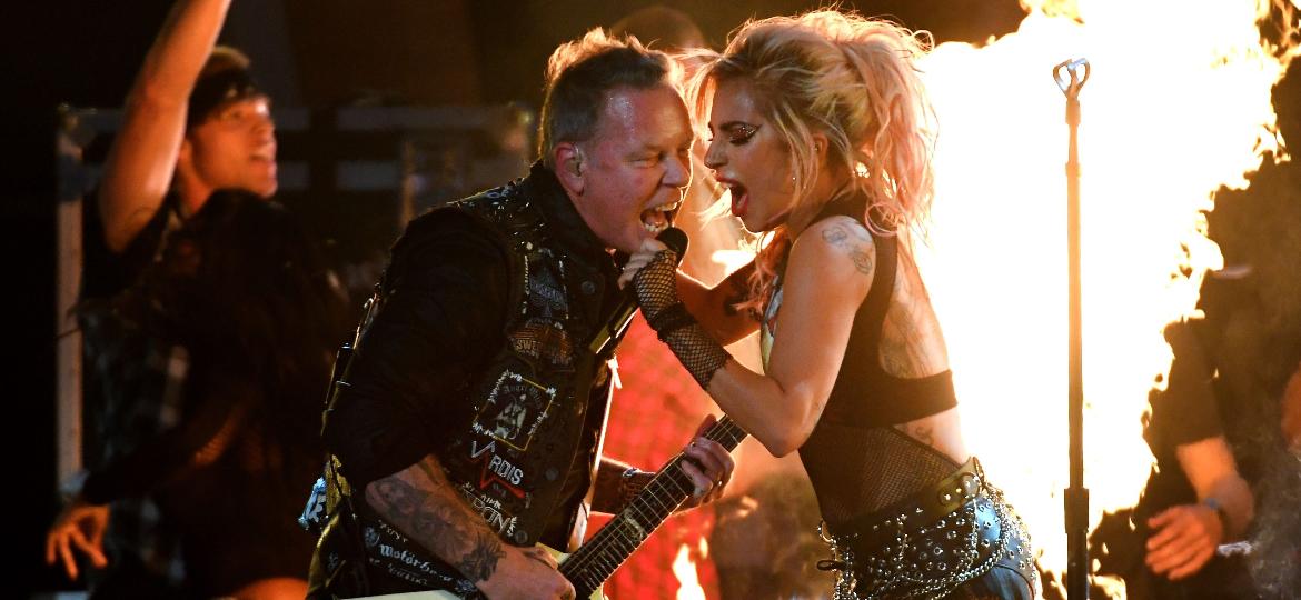12.fev.2017 - James Hetfield e Lady Gaga dividem microfone depois de falha em apresentação conjunta da cantora com a banda Metallica - Kevork Djansezian/Getty Images/AFP