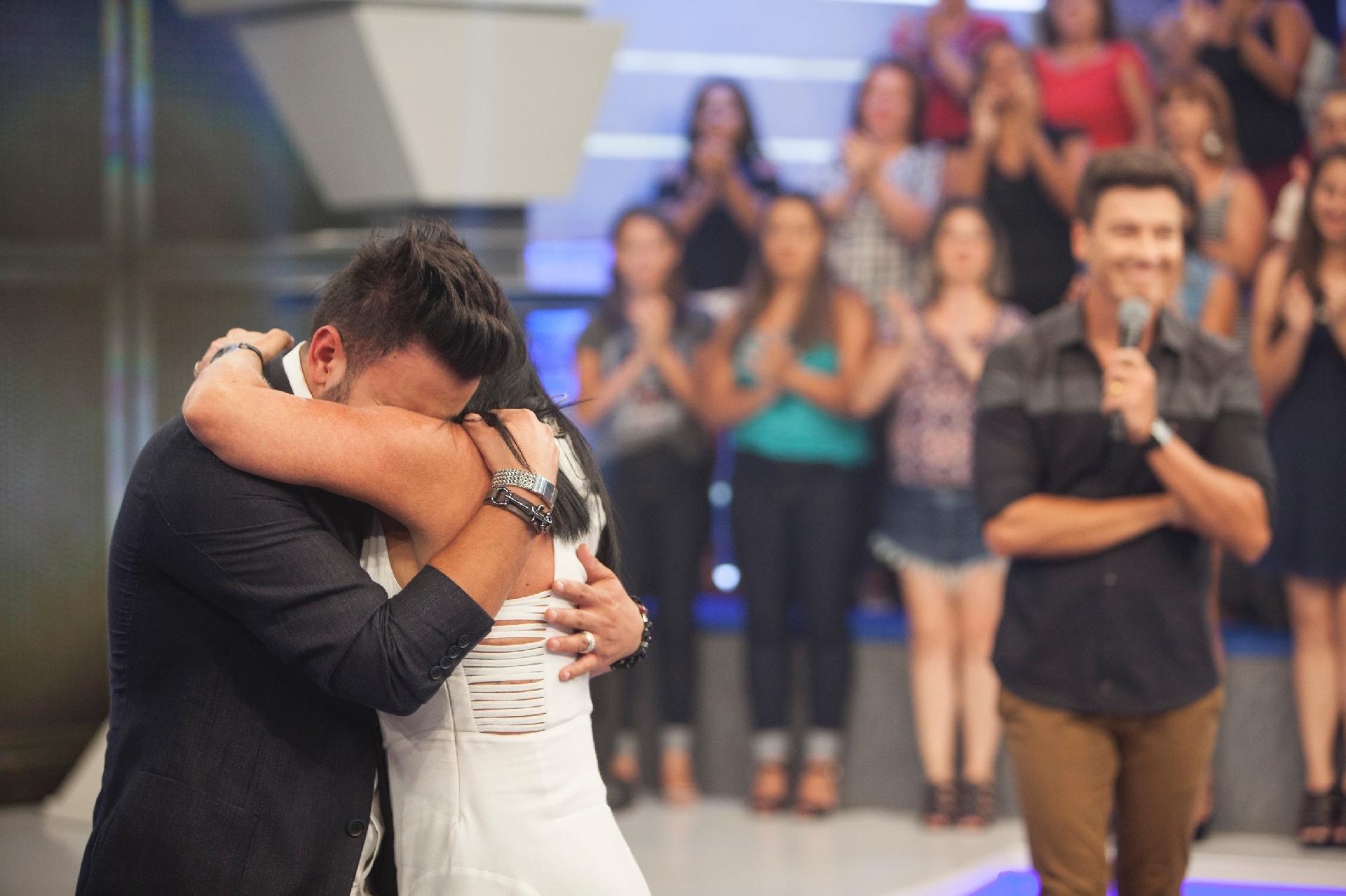 Gretchen reencontrou o filho Gabriel que ela não via há cinco anos no programa "A Hora do Faro". A cantora revelou recentemente em seu canal do Youtube que foi afastada do jovem por causa do pai dele - Edu Moraes/Record TV