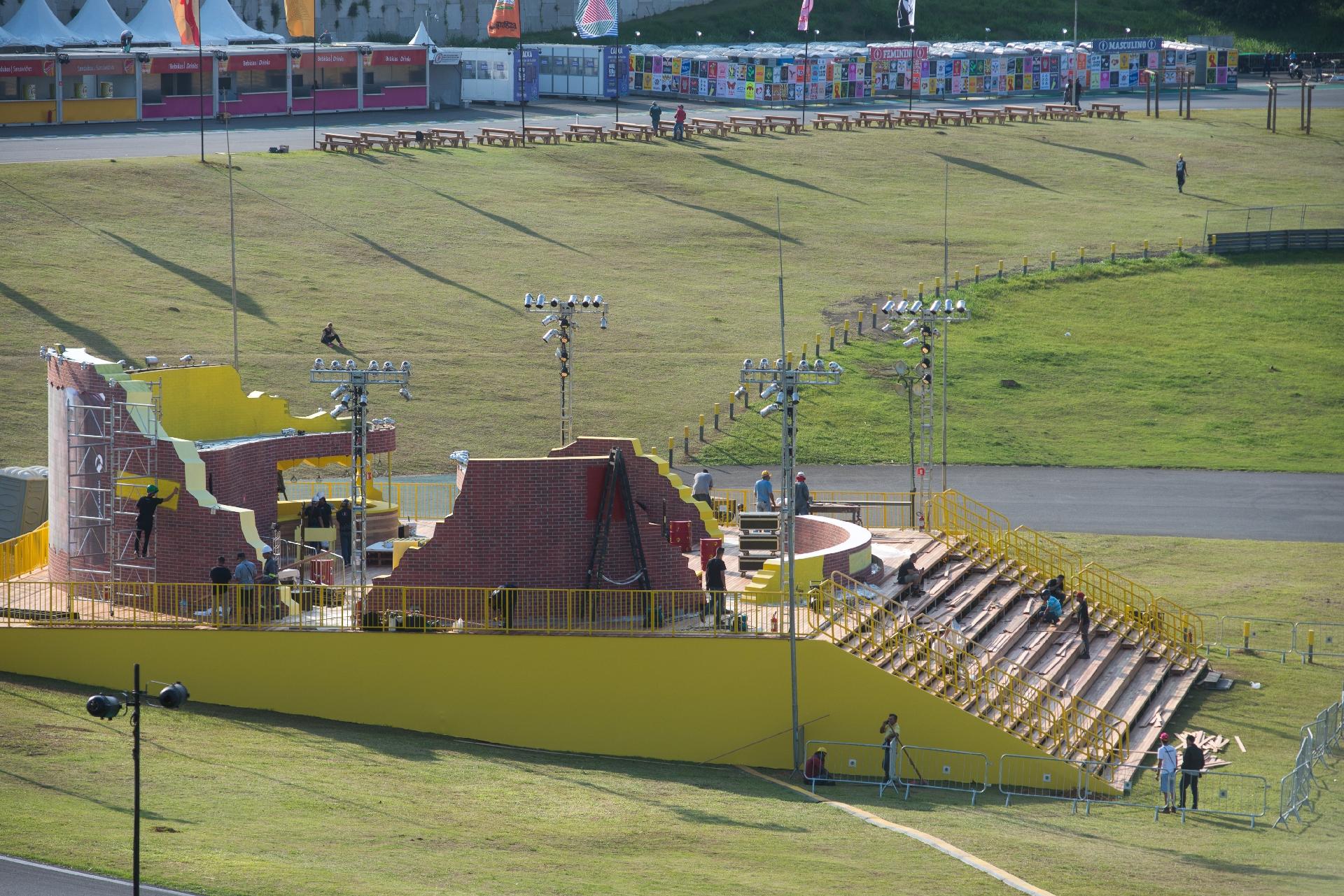 No gramado do palco Skol, onde se apresentam Metallica no sábado e The Strokes no domingo, a marca de cerveja preparou uma plataforma com bar e paredes que imitam muros em ruínas onde os frequentadores poderão grafitar - Débora Klempous/UOL