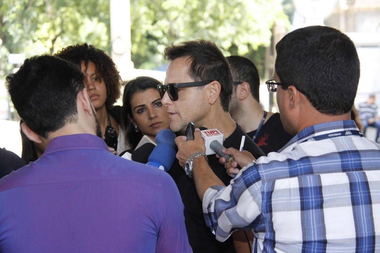 O cantor Silvinho Blau Blau comparece ao velório do amigo Jerry Adriani, no cemitério do Caju, no Rio de Janeiro - Marcos Ferreira/Brazil News