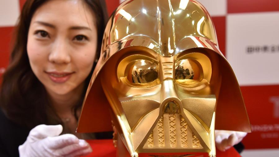 A joalheria Tanaka Kikinzoku, no Japão, produziu um capacete em ouro da máscara de Darth Vader - Kazuhiro Nogi/AFP Photo