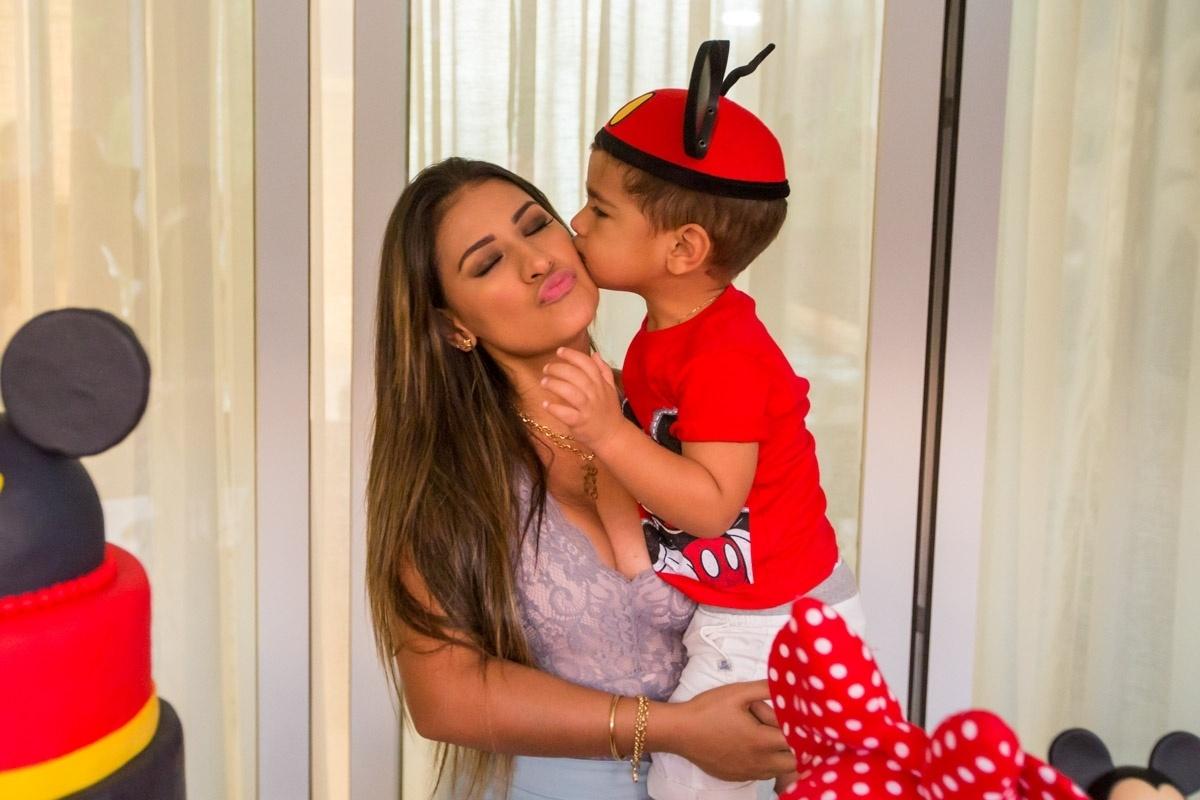 Henry beija a mãe, Simone Mendes, em sua festa de aniversário de três anos em Orlando (EUA) - Diogo Alexandre/Brazil News Internacional