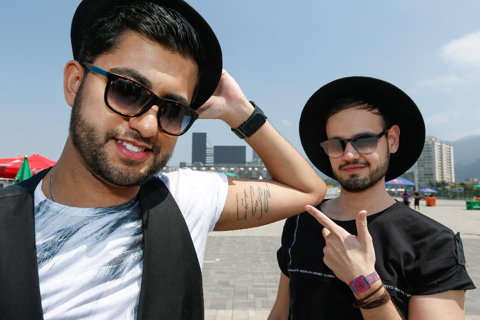 Juliano Mello e Alisson Santiago exibem tatuagem em homenagem a Fergie - Marco Antonio Teixeora/UOL