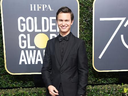 Ansel Elgort chega ao Globo de Ouro 2018 - Getty Images