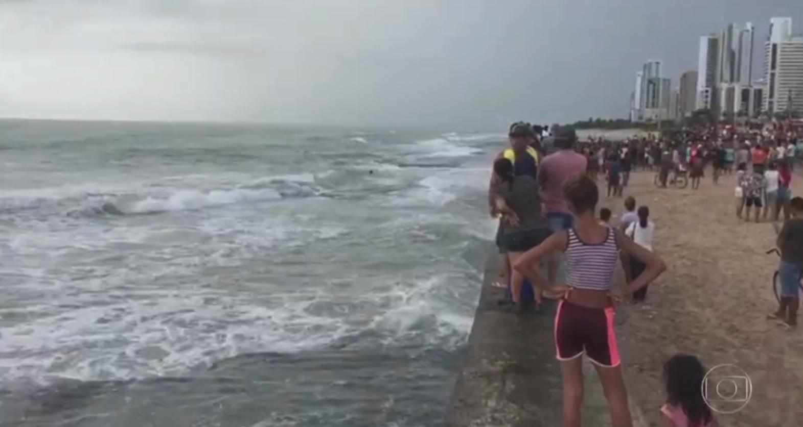Helicóptero cai em praia do Recife após fazer imagens para o "Bom Dia Pernambuco" - Reprodução/Globo